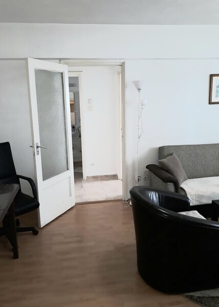 Basarabia, Piata Muncii, stradal, 3 minute de metrou, se accepta studenti